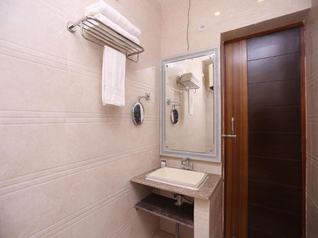 Oyo 10448 Green View Home Stay เดห์ราดุน ภายนอก รูปภาพ